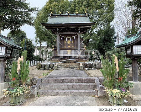 神社と門松(岩倉町招魂社) 77731628