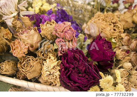 バラの他たくさんの花のドライフラワーの花束があります。 バラの他たくさんの花のドライフラワーの花束があります。 77732299
