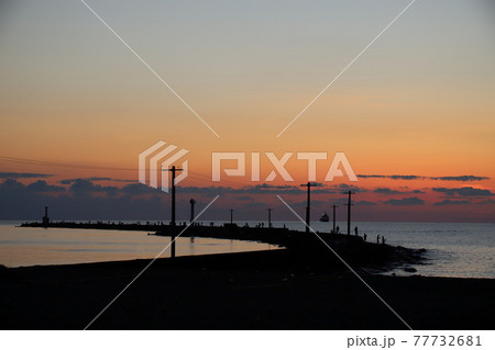 三国サンセットビーチの夕暮れ(福井県 坂井市 三国町) 三国サンセットビーチの夕暮れ(福井県 坂井市 三国町) 77732681