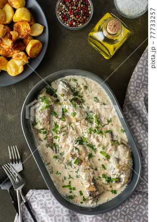 Stewed hake in a creamy sauce 77733257