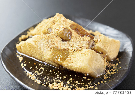 おいしいきな粉をまぶし黒蜜をかけた本わらび餅 77733453