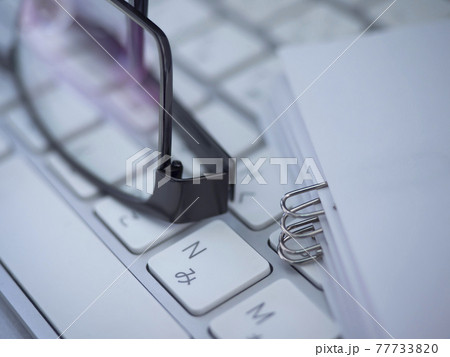 ビジネスイメージ・書類・メガネ・キーボード ビジネスイメージ・書類・メガネ・キーボード 77733820