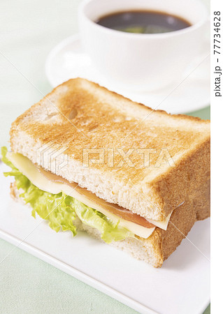 朝食の生ハムチーズサンドとホットコーヒー 77734628