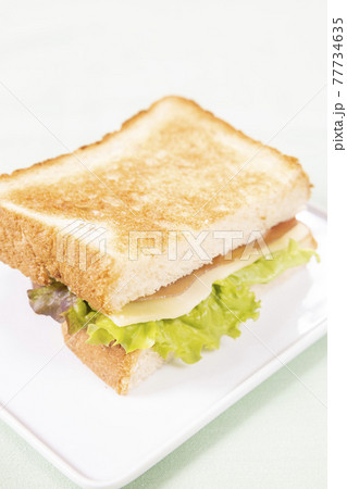 朝食の生ハムチーズサンド 77734635