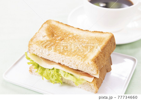 朝食の生ハムチーズサンドとホットコーヒー 朝食の生ハムチーズサンドとホットコーヒー 77734660