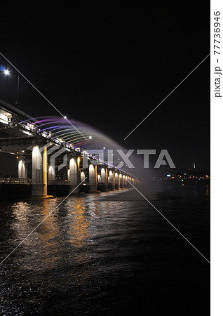 韓国ソウル・盤浦大橋(バンポテギョ)月光レインボー噴水 韓国ソウル・盤浦大橋(バンポテギョ)月光レインボー噴水 77736946