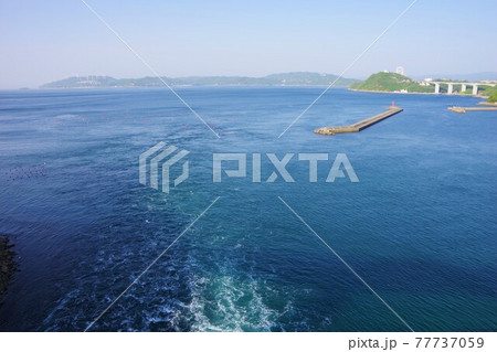 徳島県鳴門市　堀越橋から堀越海峡の激流と淡路島・大鳴門橋を望む 77737059
