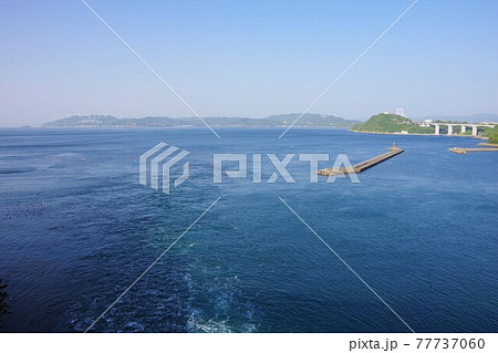 徳島県鳴門市 堀越橋から堀越海峡の激流と淡路島・大鳴門橋を望む 徳島県鳴門市 堀越橋から堀越海峡の激流と淡路島・大鳴門橋を望む 77737060