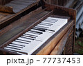 懐かしさを感じさせるレトロなピアノ 77737453