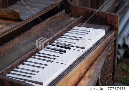 懐かしさを感じさせるレトロなピアノ 77737453