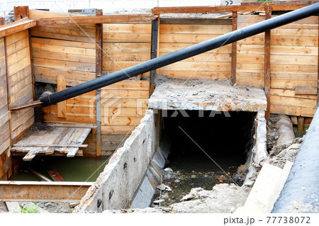 Repair of the destroyed city sewer in the daytime. 77738072