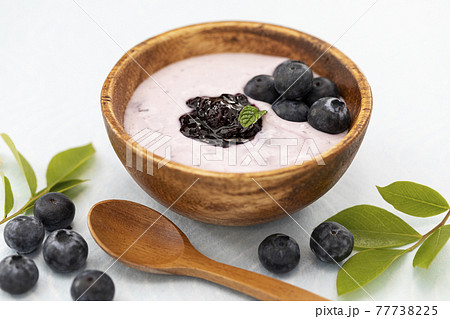 木製の器のブルーベリーヨーグルト 77738225