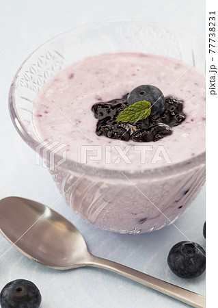 ガラス容器のブルーベリーヨーグルト 77738231