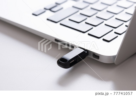 Pendrive connencted to laptop, USB flash memory 77741057