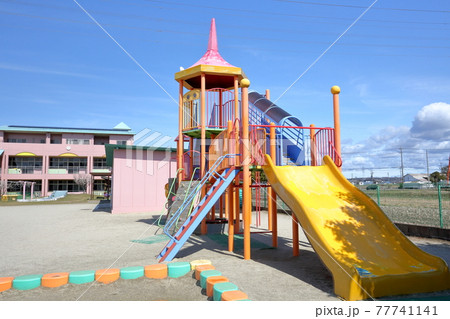 カラフルな遊具 77741141