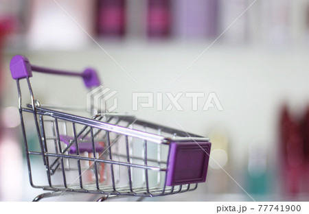 Empty shopping basket with blurred cosmetics in 77741900