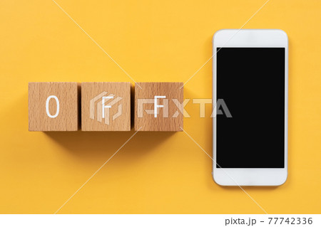 スマホの電源、電波がオフ|「OFF」と書かれた積み木とスマートフォン スマホの電源、電波がオフ|「OFF」と書かれた積み木とスマートフォン 77742336