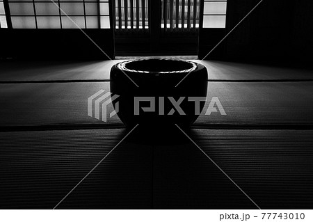 古民家でレトロな昭和感溢れる火鉢の写真素材 [77743010] - PIXTA