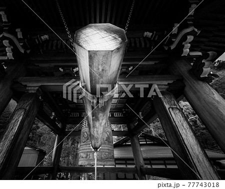 除夜の鐘を待つ鐘つき堂の迫力ある撞木 除夜の鐘を待つ鐘つき堂の迫力ある撞木 77743018