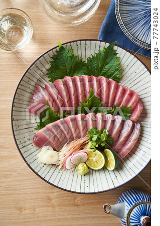 鰹の刺身 大皿盛り 鰹の刺身 大皿盛り 77743024