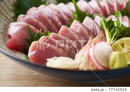 鰹の刺身 大皿盛り 鰹の刺身 大皿盛り 77743029