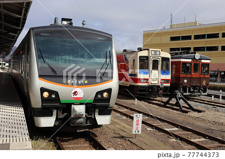 宮古駅で停車中のリゾートあすなろと三陸鉄道の車両 77744373