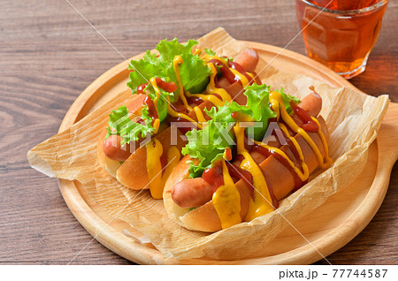 手作りのホットドッグ、ソーセージパン、惣菜パン、ファストフード。 手作りのホットドッグ、ソーセージパン、惣菜パン、ファストフード。 77744587