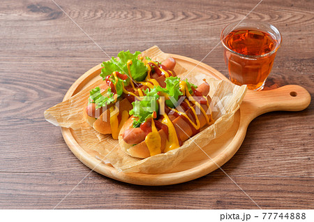 手作りのホットドッグ、ソーセージパン、惣菜パン、ファストフード。 77744888