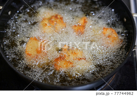 鶏の唐揚げ、からあげ、から揚げ、唐揚。米油で揚げている調理シーン。 鶏の唐揚げ、からあげ、から揚げ、唐揚。米油で揚げている調理シーン。 77744962