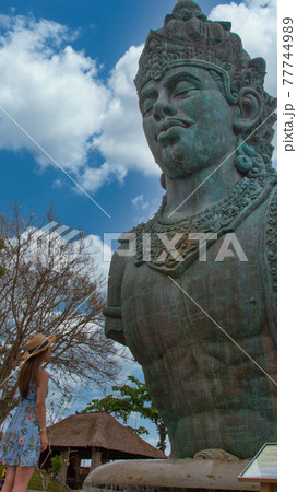 バリ島 GWK カルチュラルパークの石像を見上げる女性 バリ島 GWK カルチュラルパークの石像を見上げる女性 77744989