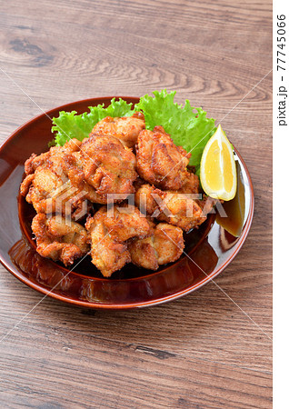 鶏の唐揚げ、からあげ、から揚げ、唐揚。米油で揚げている調理シーン。 鶏の唐揚げ、からあげ、から揚げ、唐揚。米油で揚げている調理シーン。 77745066