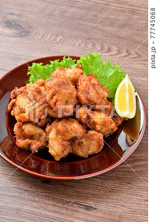 鶏の唐揚げ、からあげ、から揚げ、唐揚。米油で揚げている調理シーン。 77745068