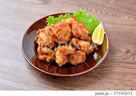 鶏の唐揚げ、からあげ、から揚げ、唐揚。米油で揚げている調理シーン。 77745071