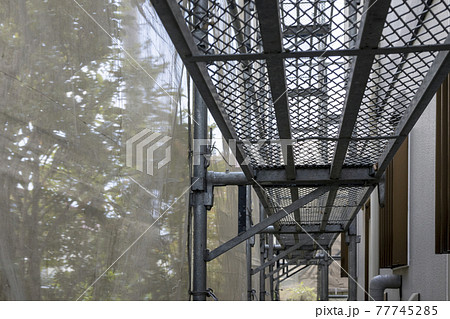 工事現場の鉄製の足場の画像 77745285