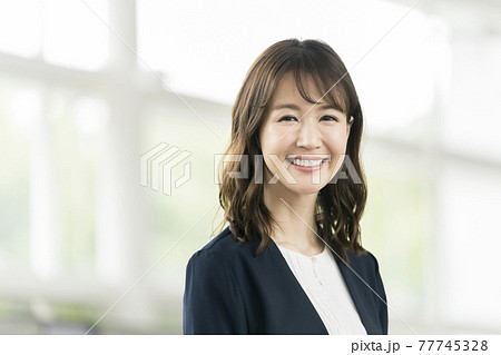笑顔のビジネスウーマン  ポートレート　カメラ目線 77745328