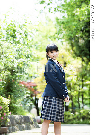 女子中学生のポートレート カメラ目線の写真素材