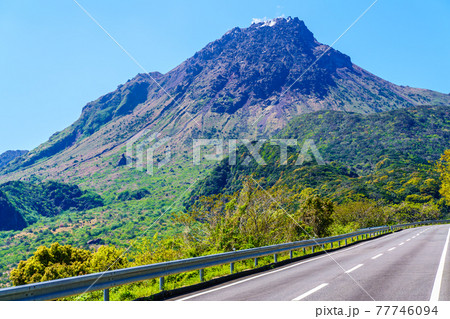 島原まゆやまロードから平成新山溶岩ドームの眺め 【長崎県島原市】 島原まゆやまロードから平成新山溶岩ドームの眺め 【長崎県島原市】 77746094
