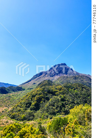 島原まゆやまロードから平成新山溶岩ドームの眺め 【長崎県島原市】 島原まゆやまロードから平成新山溶岩ドームの眺め 【長崎県島原市】 77746110
