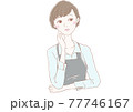 エプロン姿で顎に手を当てて考え事をしているショートカットの女性 77746167