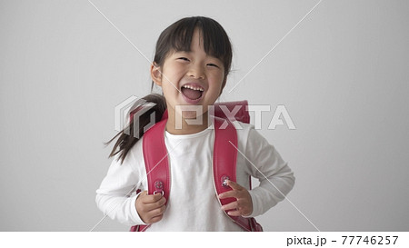 ランドセルを背負った女の子 77746257