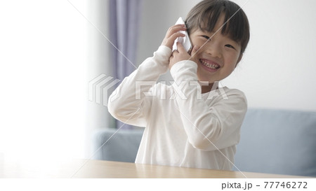 電話をかける女の子の写真素材