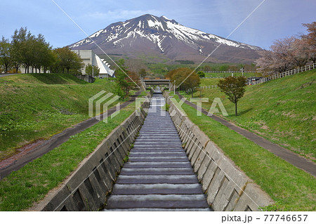 青森県弘前市　岩木山総合公園の川と岩木山 77746657