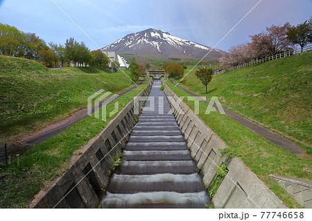 青森県弘前市　岩木山総合公園の川と岩木山 77746658