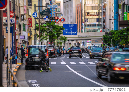 日本の東京都市景観 駐車禁止…横断歩道前に車を止め通行妨害どこ吹く風、客待ちをするタクシー=六本木 日本の東京都市景観 駐車禁止…横断歩道前に車を止め通行妨害どこ吹く風、客待ちをするタクシー=六本木 77747001