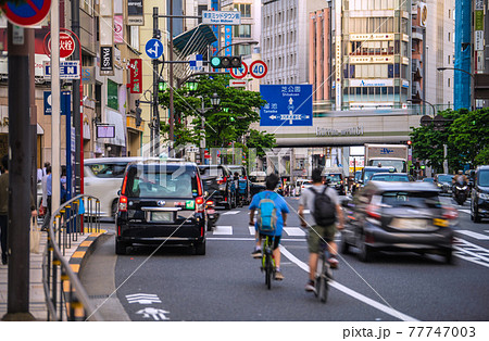 日本の東京都市景観 駐車禁止…横断歩道前に車を止め通行妨害どこ吹く風、客待ちをするタクシー＝六本木 77747003
