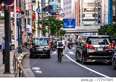 日本の東京都市景観 駐車禁止…横断歩道前に車を止め通行妨害どこ吹く風、客待ちをするタクシー=六本木 日本の東京都市景観 駐車禁止…横断歩道前に車を止め通行妨害どこ吹く風、客待ちをするタクシー=六本木 77747005
