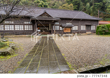 島根県大田市 雨降りの石見銀山資料館である大森代官所跡 島根県大田市 雨降りの石見銀山資料館である大森代官所跡 77747348
