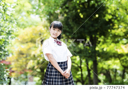 女子中学生のポートレート カメラ目線 夏服の写真素材