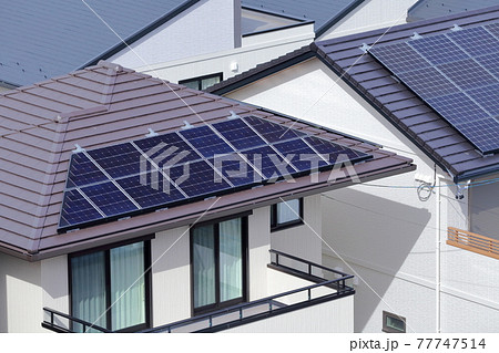 住宅の太陽光パネル 77747514