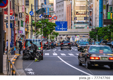 日本の東京都市景観 駐車禁止…横断歩道前に車を止め通行妨害どこ吹く風、客待ちをするタクシー=六本木 日本の東京都市景観 駐車禁止…横断歩道前に車を止め通行妨害どこ吹く風、客待ちをするタクシー=六本木 77747760